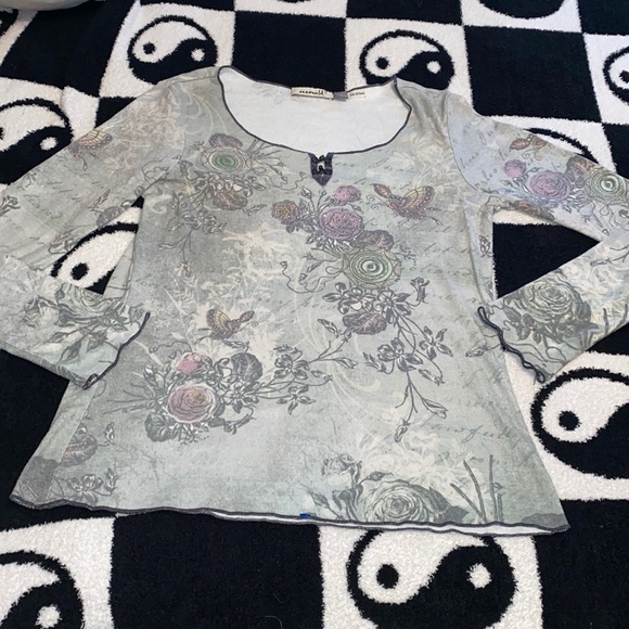 3/$30 Y2K One World Top - Picture 4 of 9